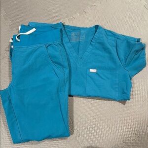 Size small women’s scrubs